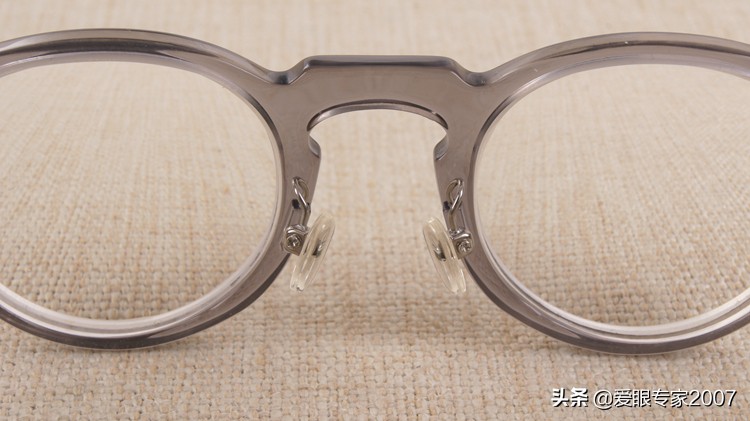 板材眼镜鼻托掉了怎么配,板材眼镜鼻托如何卸下来