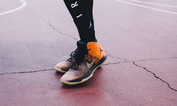 篮球博主扣碎篮板合集,乔丹扣碎篮板球鞋