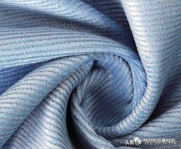 男灯芯绒裤子的搭法,灯芯绒中款穿搭