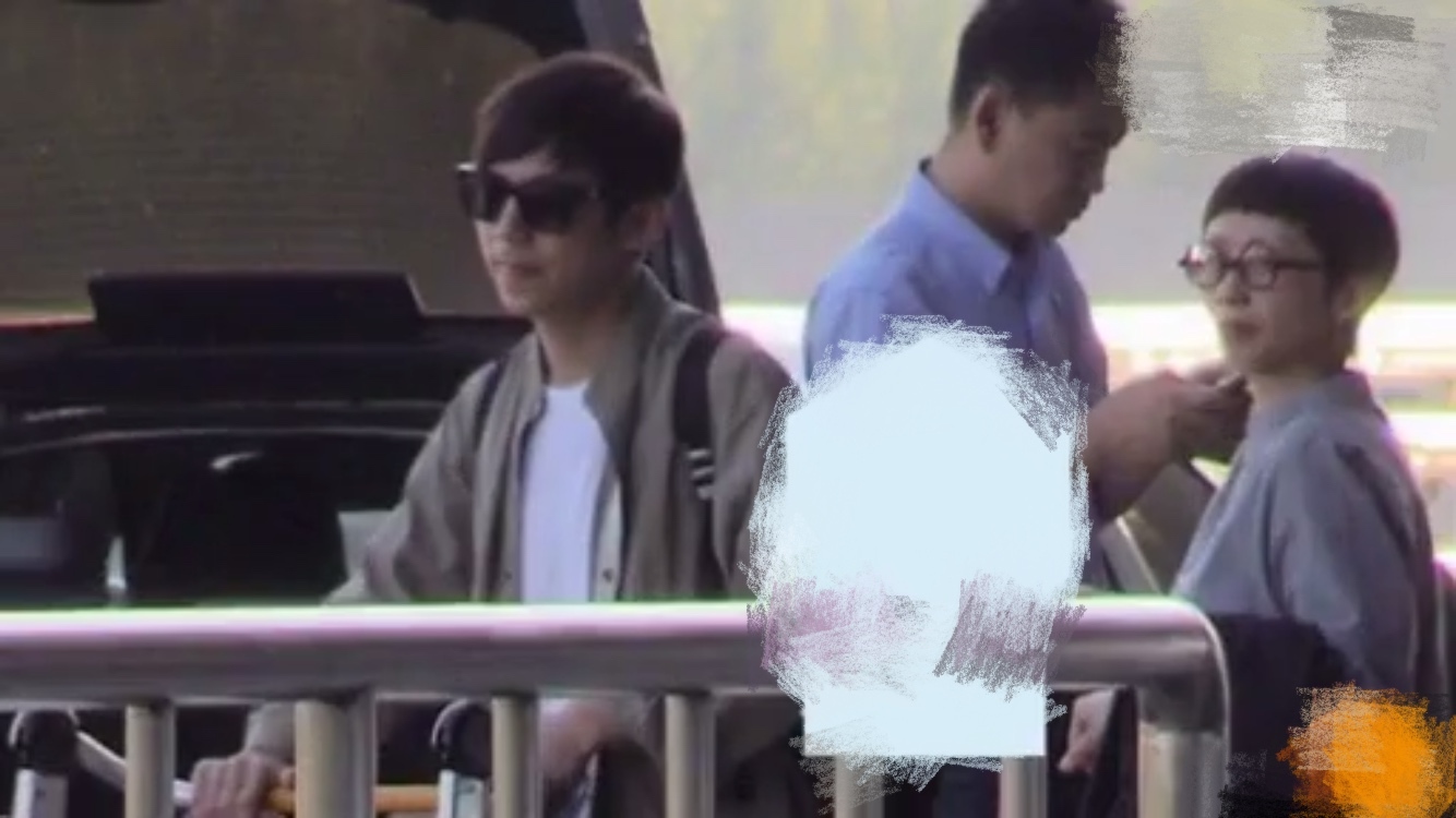 何炅自曝初恋当上“电灯泡”，青涩情谊变单恋，女主被疑是龙丹妮