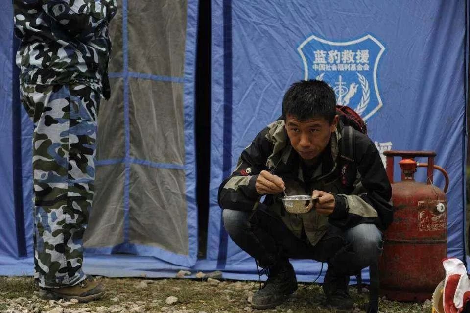 80后山东人闯荡金三角,不惧枪口顶额头,在牛棚直播卖光凤梨