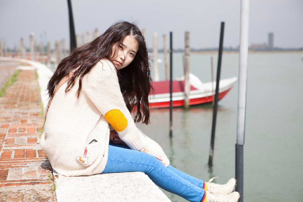 她是韩国音源女王，身穿绿毛衣搭淡紫纱裙，依旧美如少女