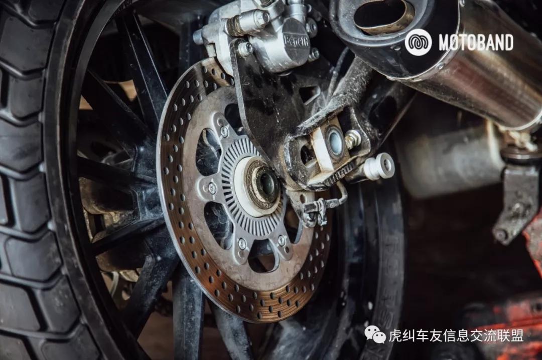 贝纳利幼狮500辐条轮爆胎,贝纳利幼狮500公路版改牌照架