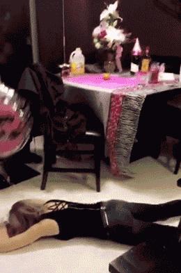 外国人少系列:这是黑人版快手吧?至少也是作死界的王者级别