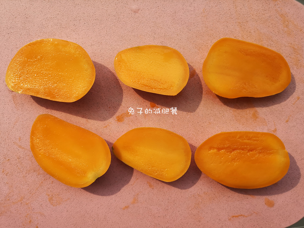 芒果里加2盒酸奶，一切一拌，无油无糖，孩子每天喝1杯，能量满满