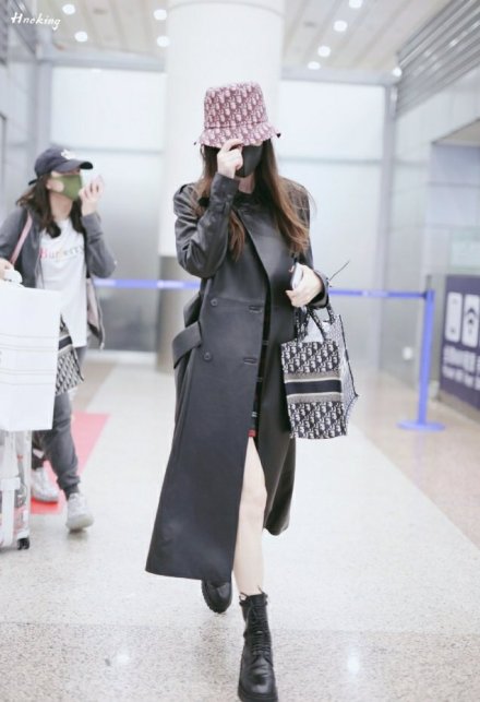 好妈妈人设?baby赶早机回国,透露“要送孩子上学”被吐槽假