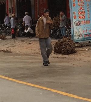 吓得娃儿们这个跑啊，绳子都拦不住哇