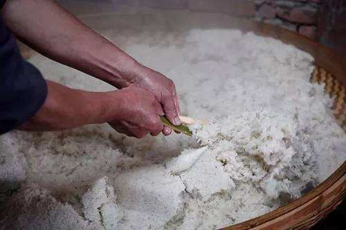 黄酒变酸变浑浊怎么处理,黄酒变酸是什么变化的原因