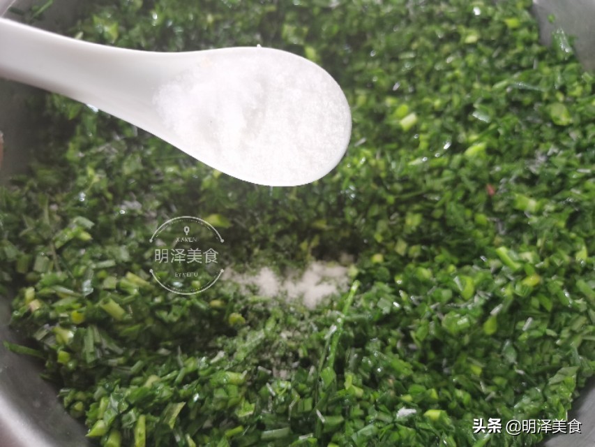 烙韭菜盒子用生鸡蛋,韭菜盒子里面的韭菜鸡蛋要炒熟吗