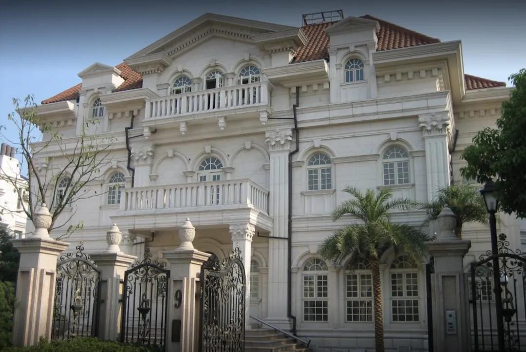 开法拉利拉法、保时捷918和迈凯伦p1的人都住啥样的豪宅？