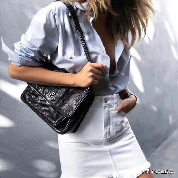 将独有的艺术文化融进产品之中,把艺术创作融入到衣服里