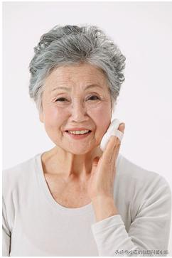 老人身上有味道是因为不洗澡吗,老年人身体的老人味消失了好吗