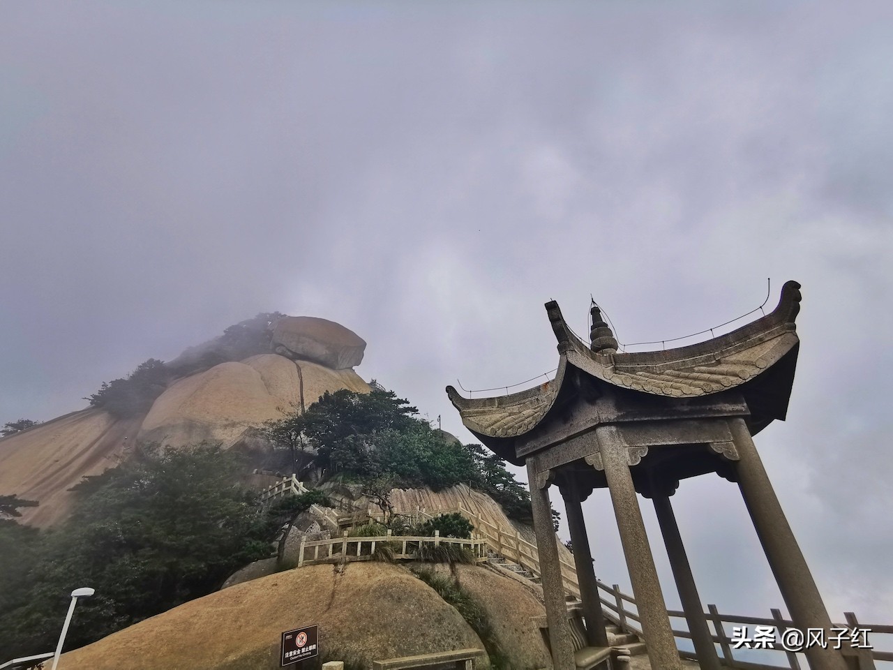 深山裸露的大块岩石,安徽名山大山