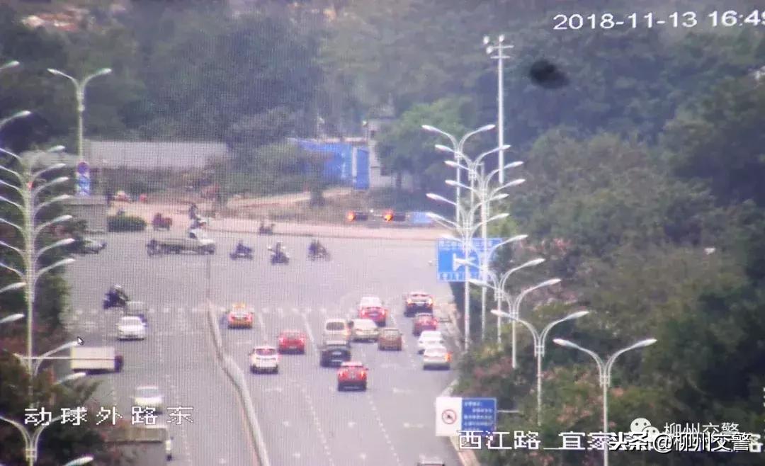 路口右转有圆灯和箭头灯怎么走,路口信号灯右拐注意事项