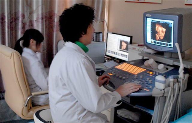 四维彩超看到娃脸大鼻子扁,孕妈有点失落,生出来发现完美翻盘