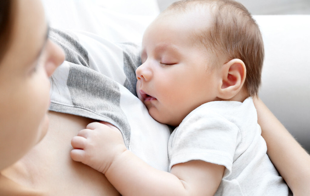 新生儿宝宝吃得少老是睡觉,新生儿吃得过多不知道饱