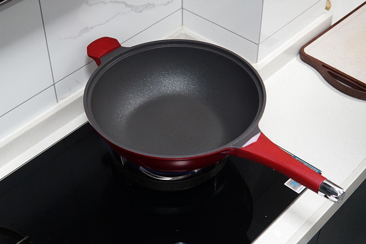 铁锅不锈钢不粘锅哪个更好更健康,316不锈钢铁锅是不粘锅吗