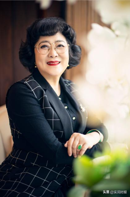 她靠3口锅摆摊起家，当上火锅皇后，断腿造洪崖洞，捧红重庆