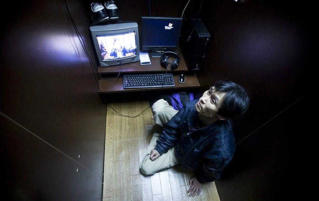 最大的廉价旅馆，不是路边招待所，而是网吧