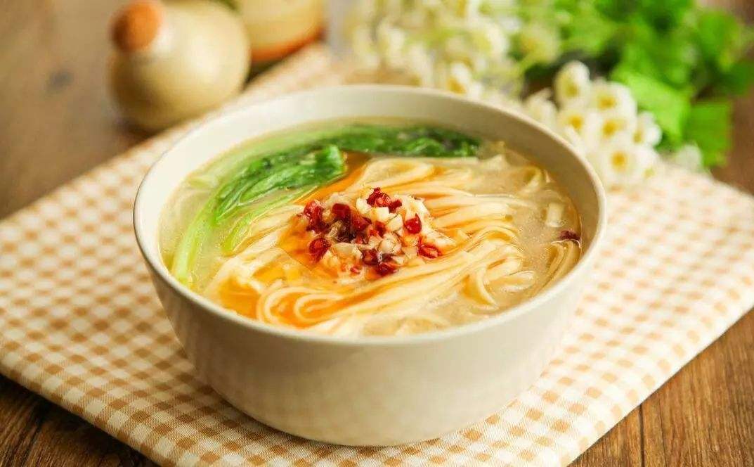 美食寒冬来一碗热汤面从头暖到脚,冬天天冷来碗暖身开胃的酸汤面