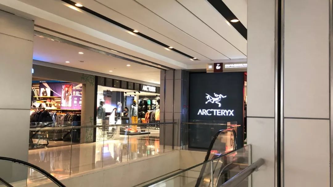 李佳琦推荐的万元羽绒衣20秒卖光，中国消费者真的“不差钱”？