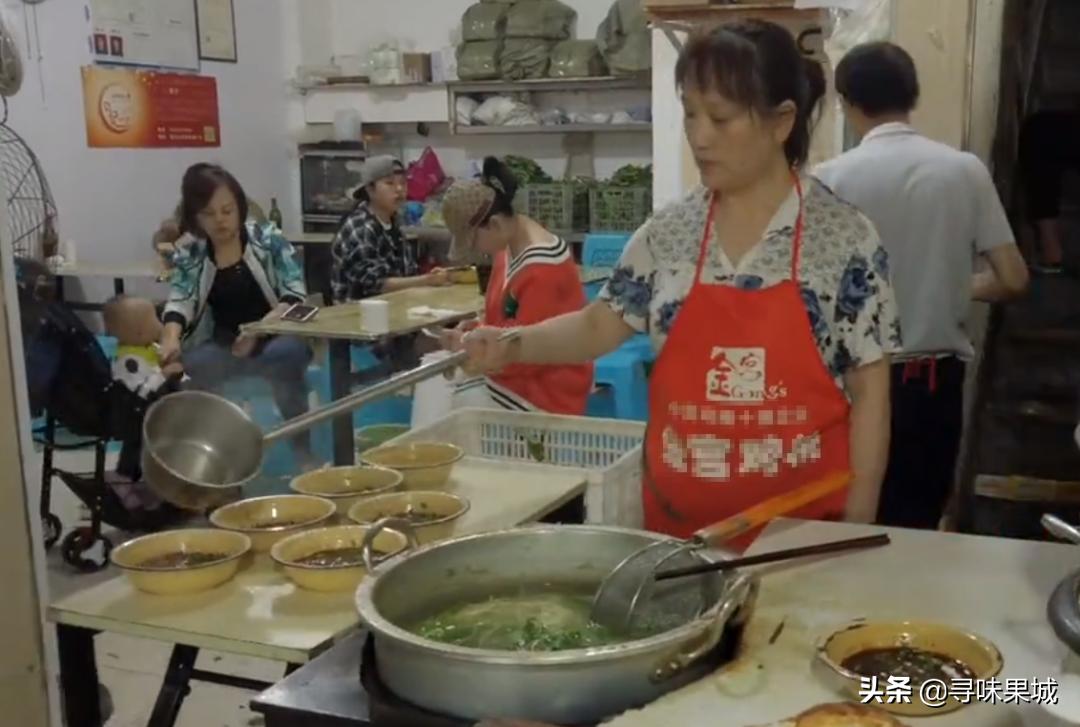 肖战重庆板凳面,肖战现身重庆一面馆吃豌杂面