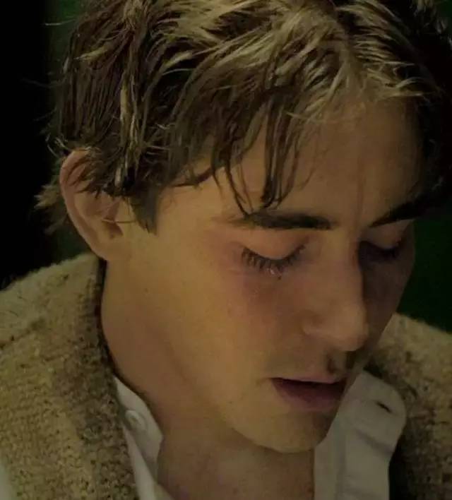 7年前惊艳世界的精灵王,如今在开拖拉机,“大王您养鸡都美”