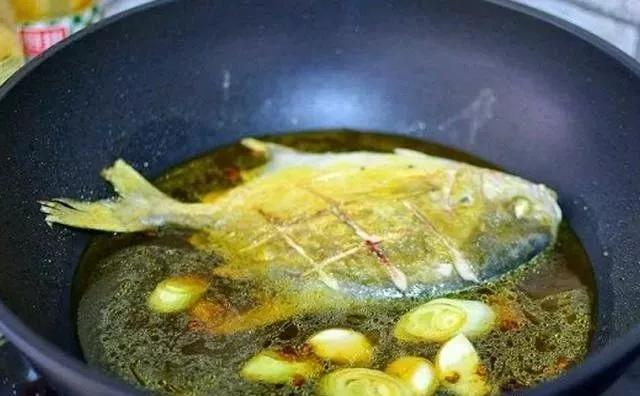 红烧白鲳鱼的家常做法简单又好吃,鲳鱼的做法大全家常红烧酸菜鱼