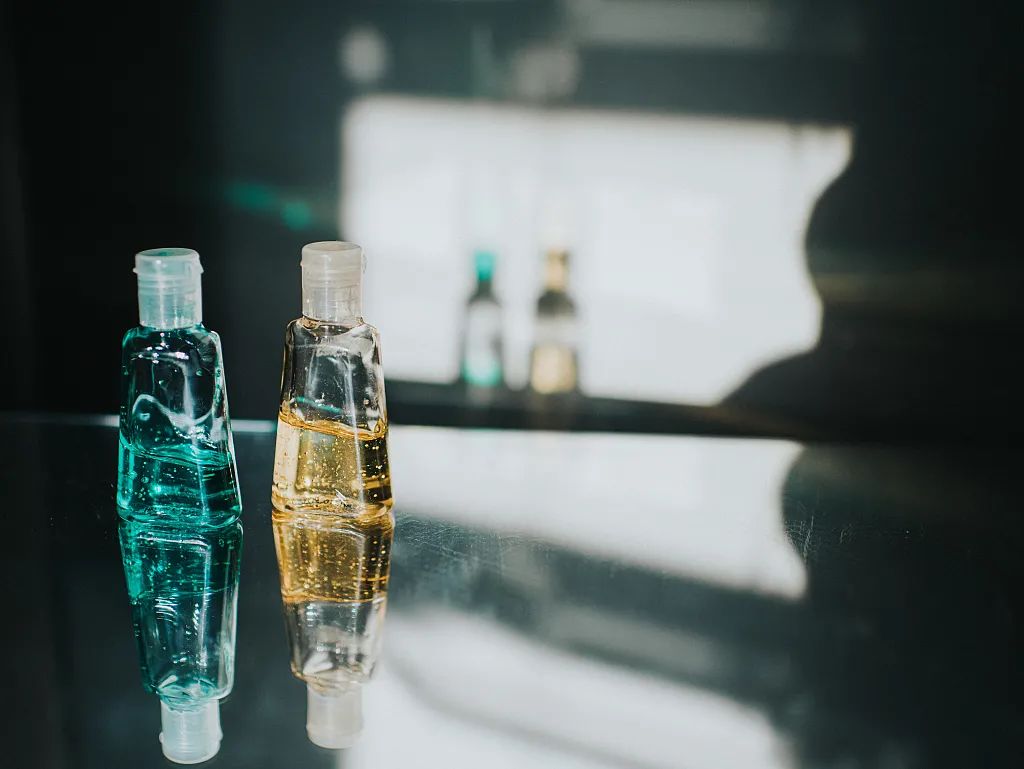 脸上泛红可以用含酒精的护肤品吗,护肤品里都含有美容酒精吗