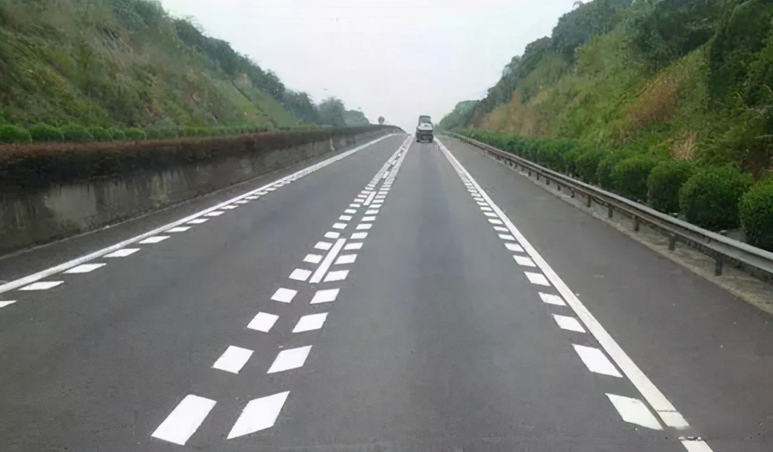 中间是虚线纵向减速标线可变道吗,车道纵向减速标线可以变道吗