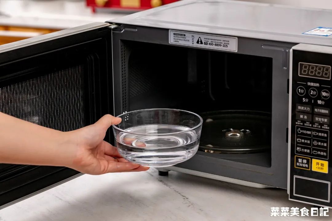上班族午饭微波炉加热,微波炉解决一日三餐