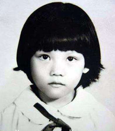 蔡少芬张晋全家福上热搜,三胎儿子“唐装”出镜,年味儿十足