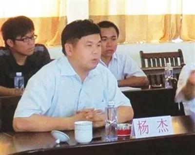 【警示】副县长再觅新欢，被旧*妇情**围堵群殴！