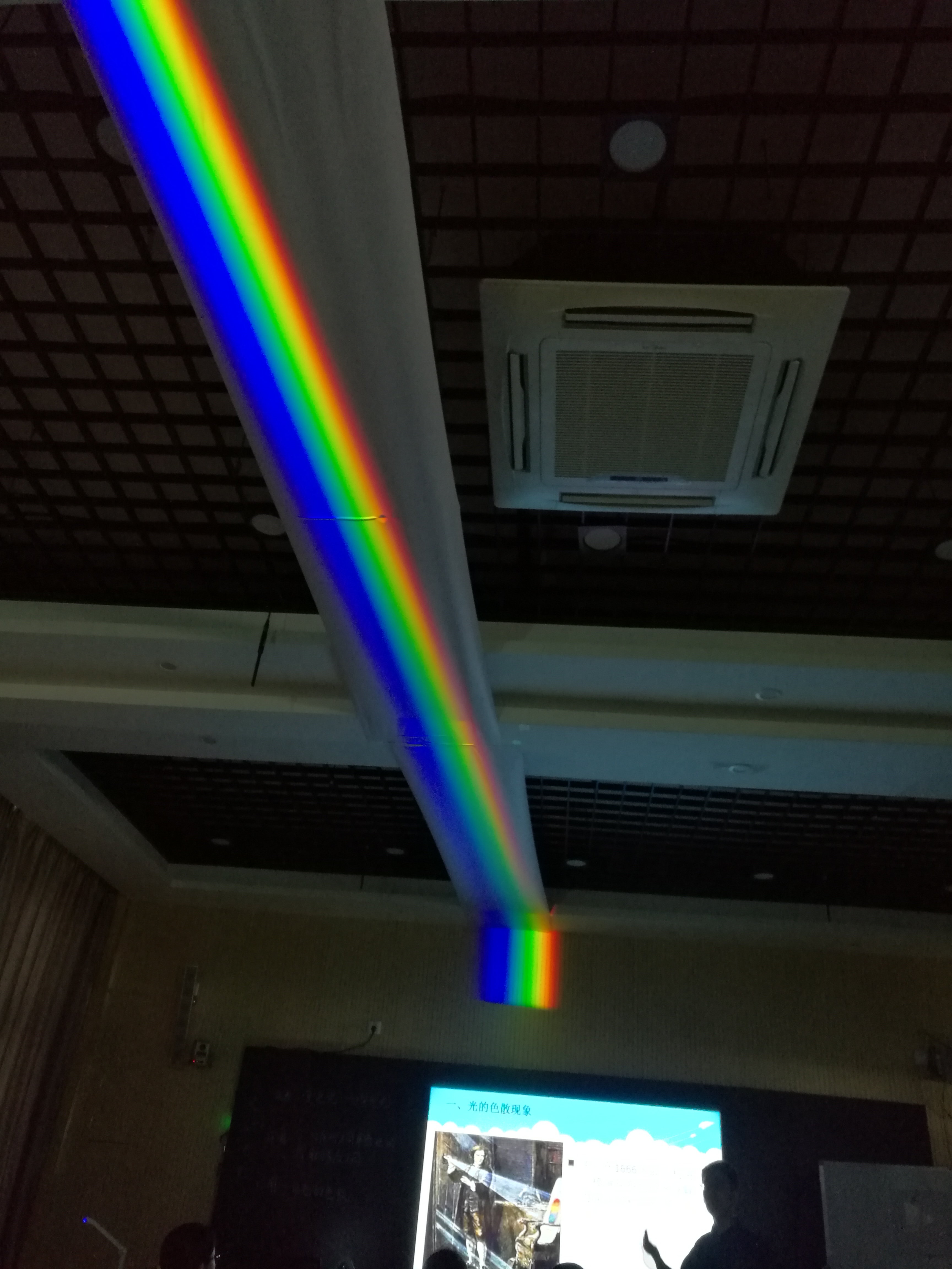 上海奉贤乡村教师化身“魔术师”，把“彩虹”引入物理课堂