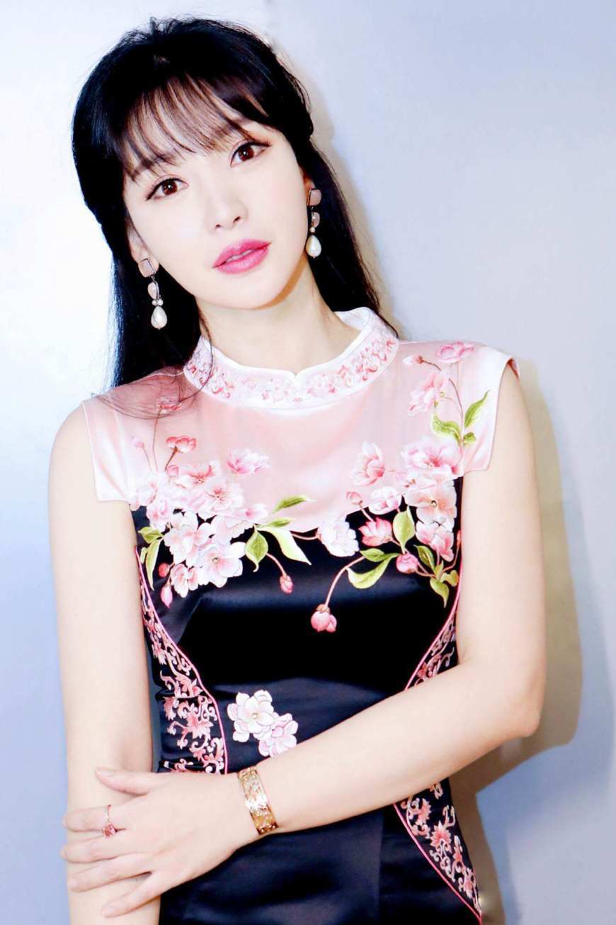 柳岩穿白色蕾丝旗袍的照片,柳岩真的很美吗