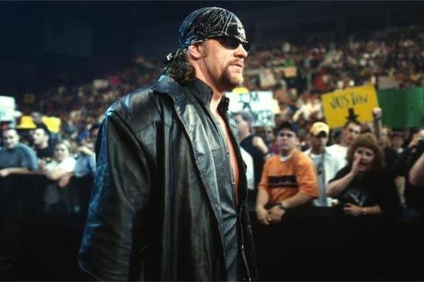 送葬者淘汰巨石强森和大秀哥,wwe送葬者大秀哥