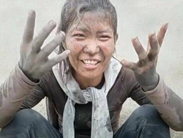 卖惨走红的水泥妹是什么行为,2017年靠卖惨走红水泥妹