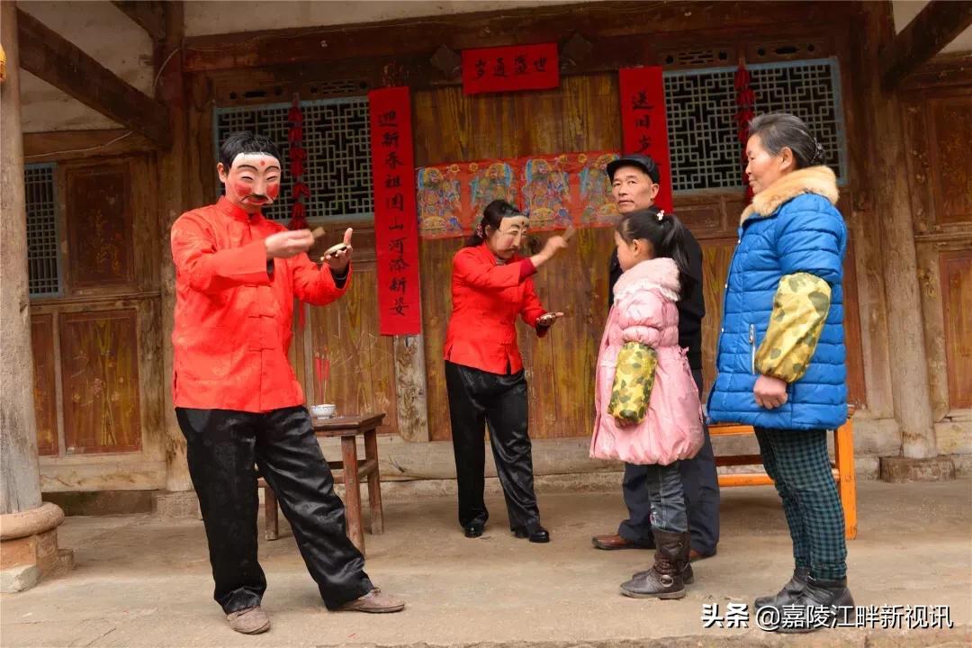 去拜南岳圣帝爷爷的路上,阆中春节爷爷