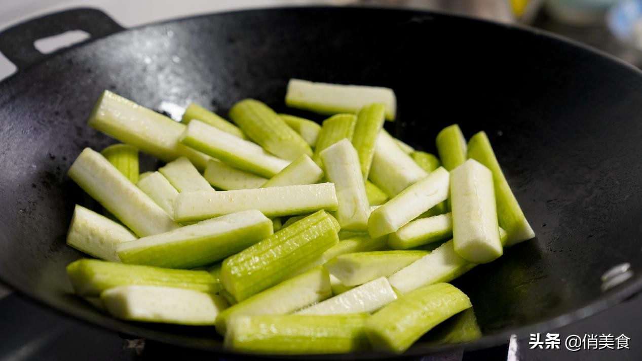 炒丝瓜如何不让丝瓜发黑,炒丝瓜怎么才能不出汤