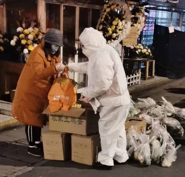 搞团购、办菜场、跑腿购药，社区5分钟就把水果送上门