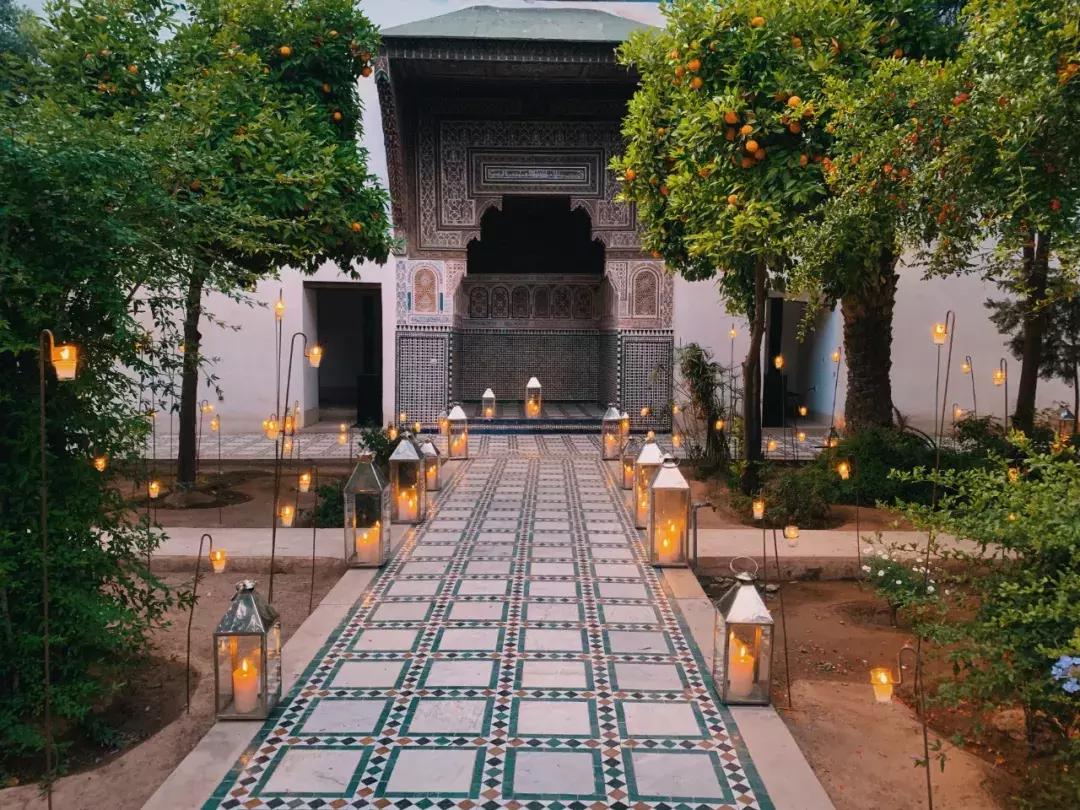 在摩洛哥皇宫，穿拖鞋看秀，是什么体验？