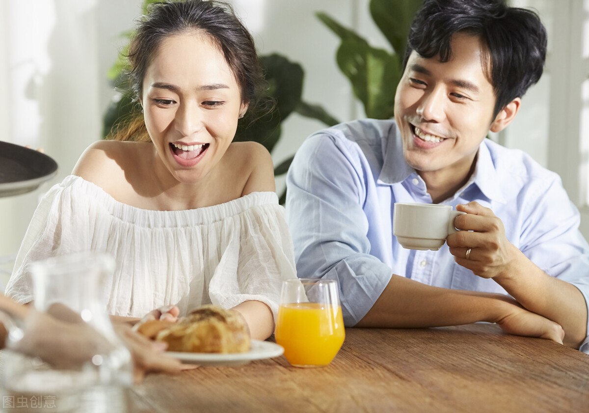 情侣一起去看电影不要走散好不好,情侣之间约会除了看电影还能干嘛