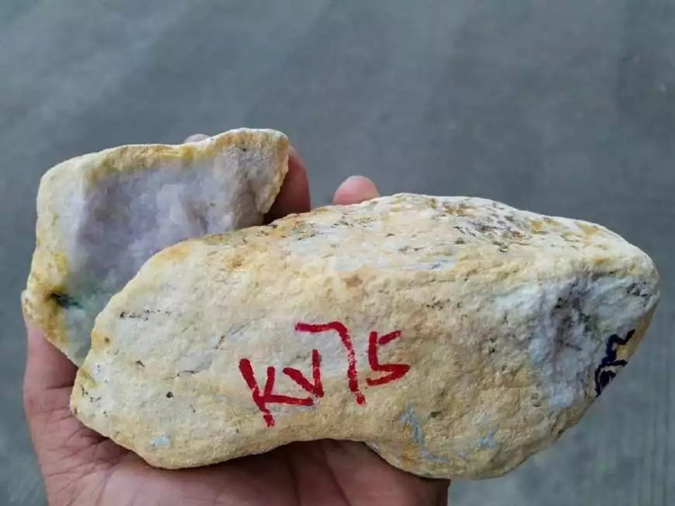 男子不小心摔坏翡翠,男子捡到一块翡翠原石出价15万