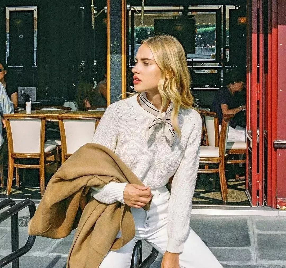 短丝巾搭配衬衫及职业装系法大全,女士黑色衬衣职业装配什么丝巾