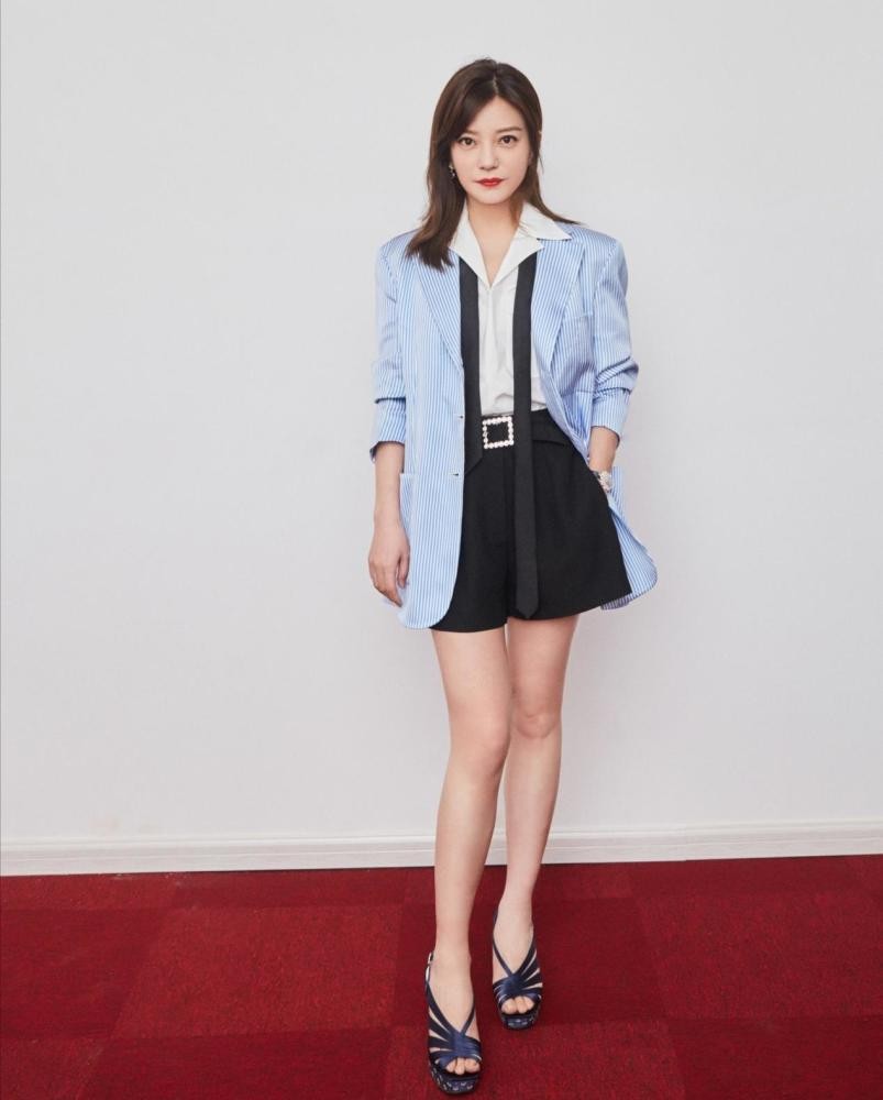 赵薇中长款西装,44岁赵薇的穿搭