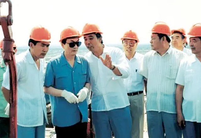 2001年，*镕基朱**告别清华演讲：做事不要落身后骂名