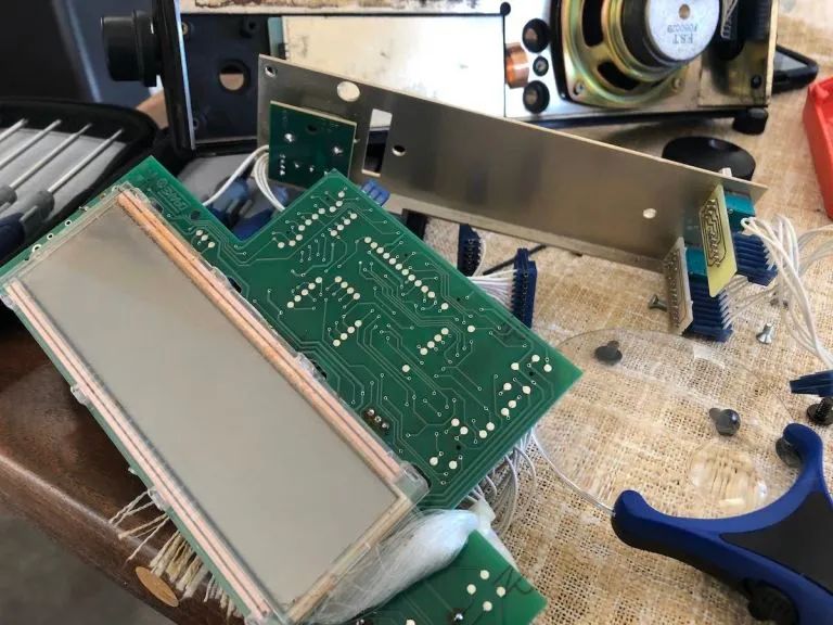 冲动购买被迫更换DrakeSW8台式收音机糟糕的按键面板