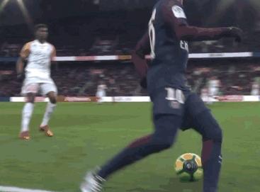 内马尔假动作突破,内马尔经典庆祝动作被模仿