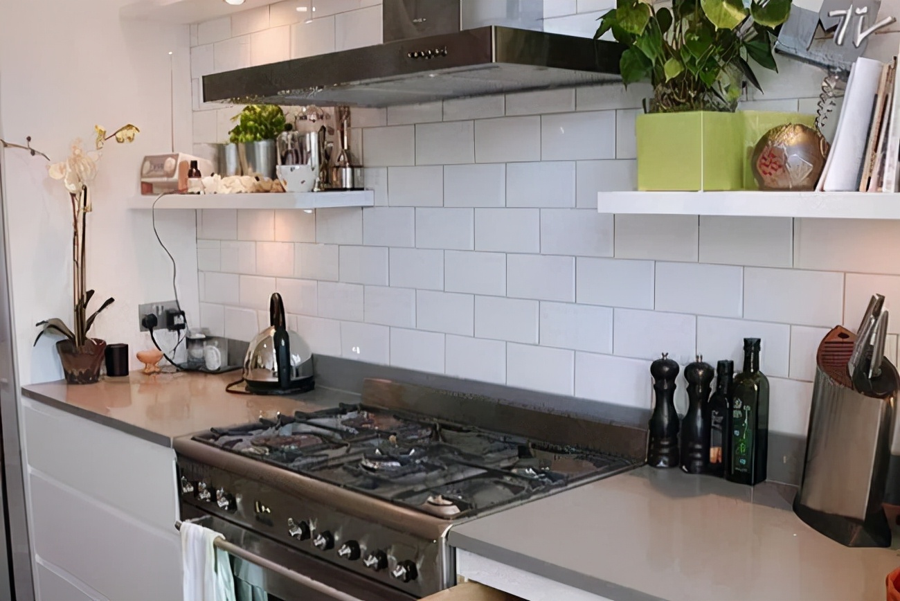 吸油烟机和排风扇的区别,排气扇和抽油烟机哪个更实用