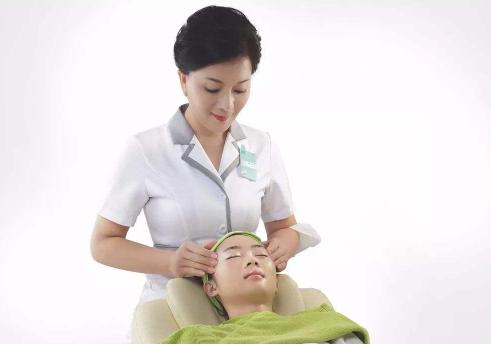 山西大姐，给人洗脸30年，开店4000家，年收入近100亿